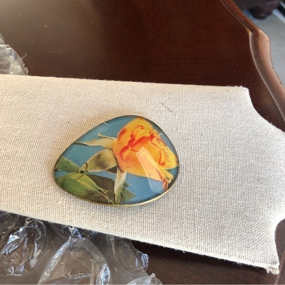 Vintage a flower Print Brooch - Picture 2 of 4